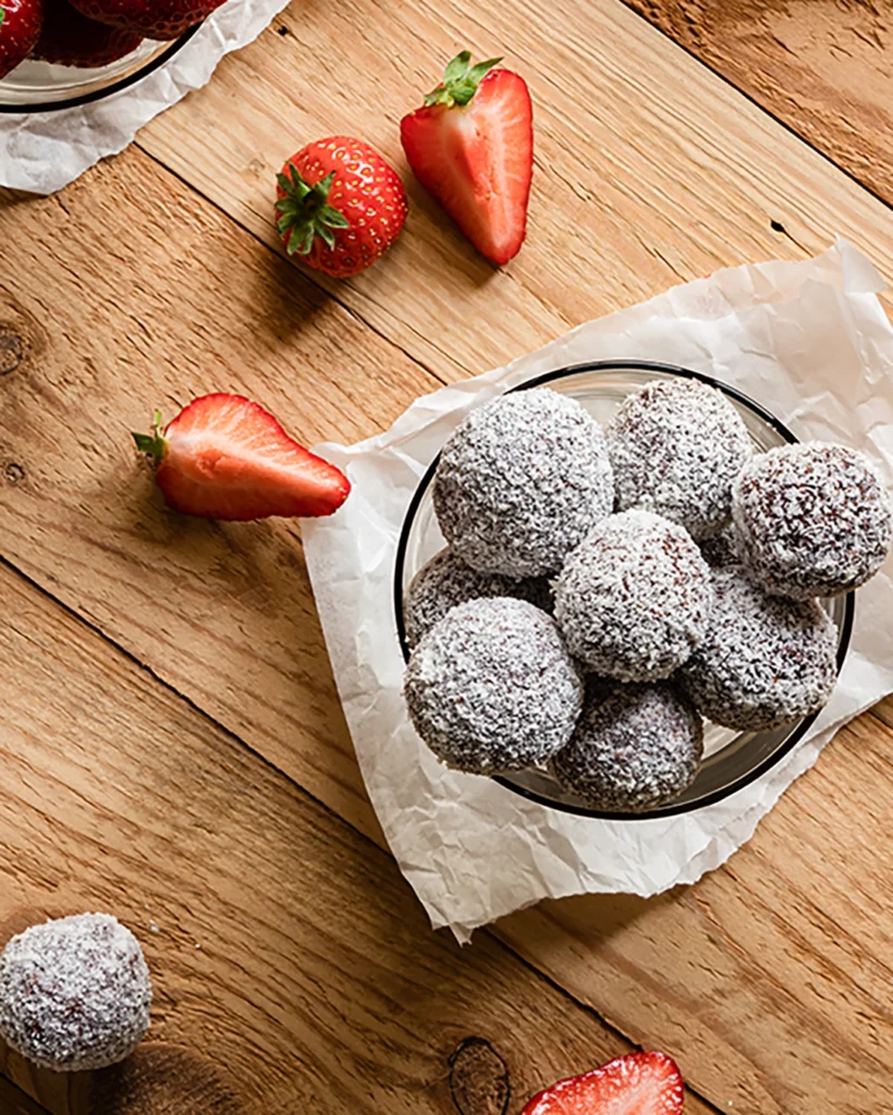 Chokladbollar in Glasschüssel mit Erdbeeren