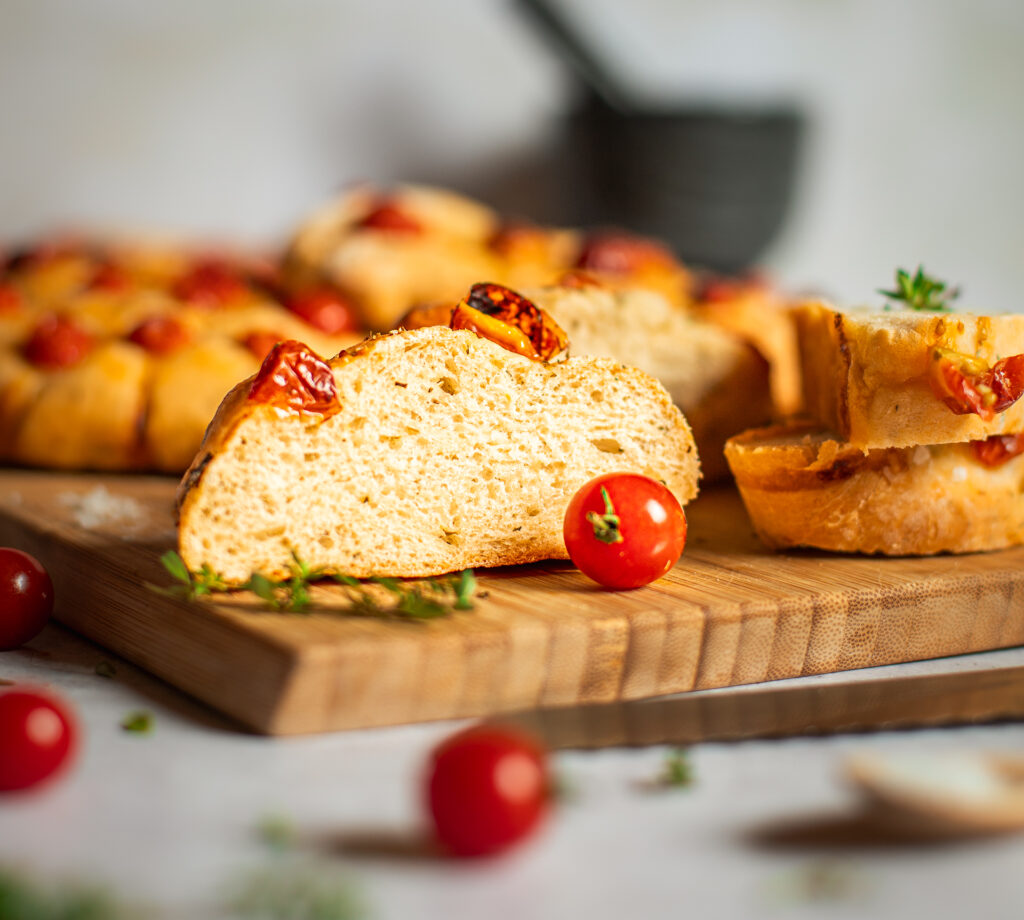 Sommerliche angeschnittene Tomaten Focaccia