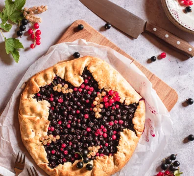 Galette mit schwarzen Johannisbeeren
