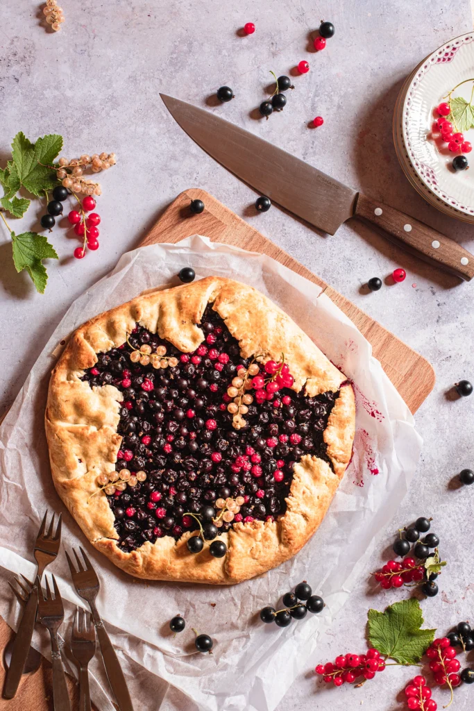 Galette mit schwarzen Johannisbeeren