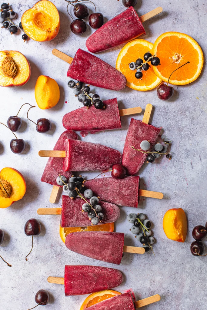 Sangria Eis am Stiel auf Arbeitsfläche