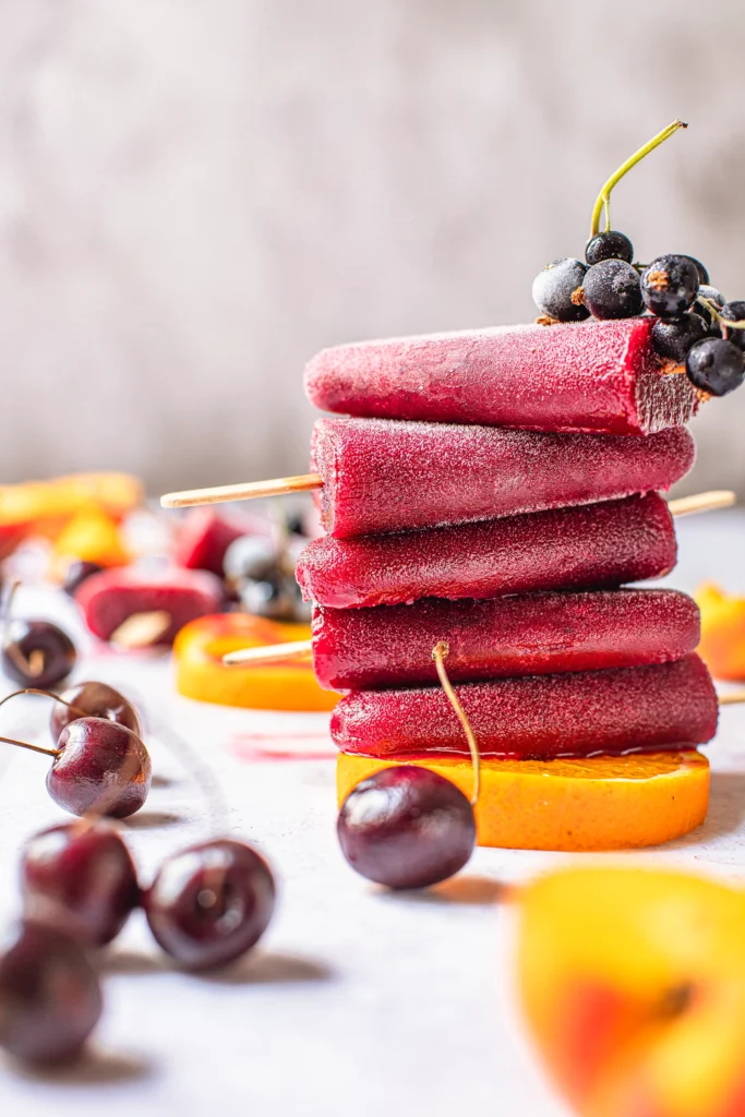 Stapel von Sangria Eis am Stiel mit frischen Früchten