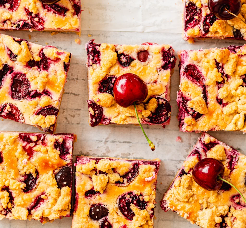 Sommerlicher Kirsch-Käsekuchen mit Streuseln vom Blech
