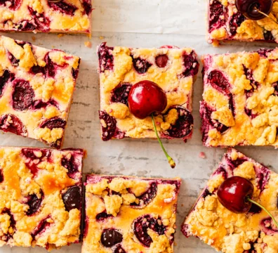 Sommerlicher Kirsch-Käsekuchen mit Streuseln vom Blech