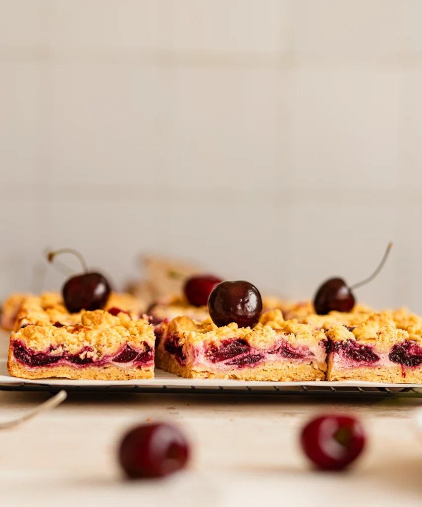 Kirsch-Käsekuchen mit Streuseln auf Tisch