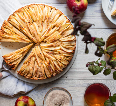 Apfel-Marzipan-Kuchen auf hellem Holztisch in herbstlichem Setting