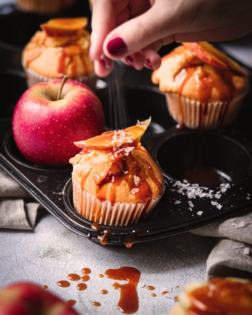 Apfelmuffins mit Karamell-Topping auf das Salz gestreut wird