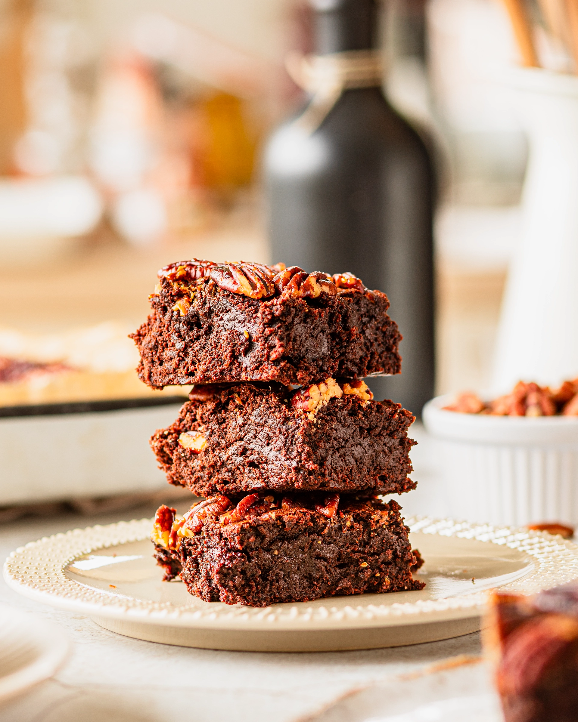 Brownie mit karamellisierten Pecanüssen gestapelt auf hellem Teller