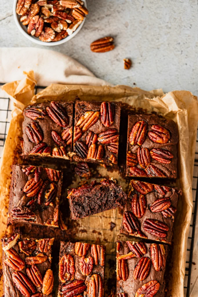 Pecanuss-Brownie auf Auskühlgitter