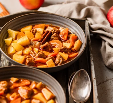Schnelles Schweinegulasch mit Apfel, Zimt und Chili