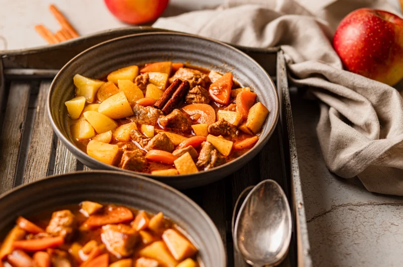 Schnelles Schweinegulasch mit Apfel und Zimt