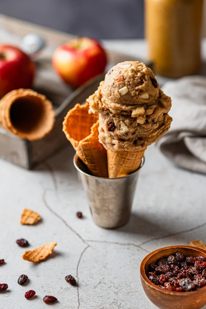 helle Szene mit Eiswaffeln und Apfelstrudel Nicecream