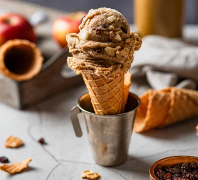 Nicecream mit Apfelstrudel Geschmack in Eiswaffel