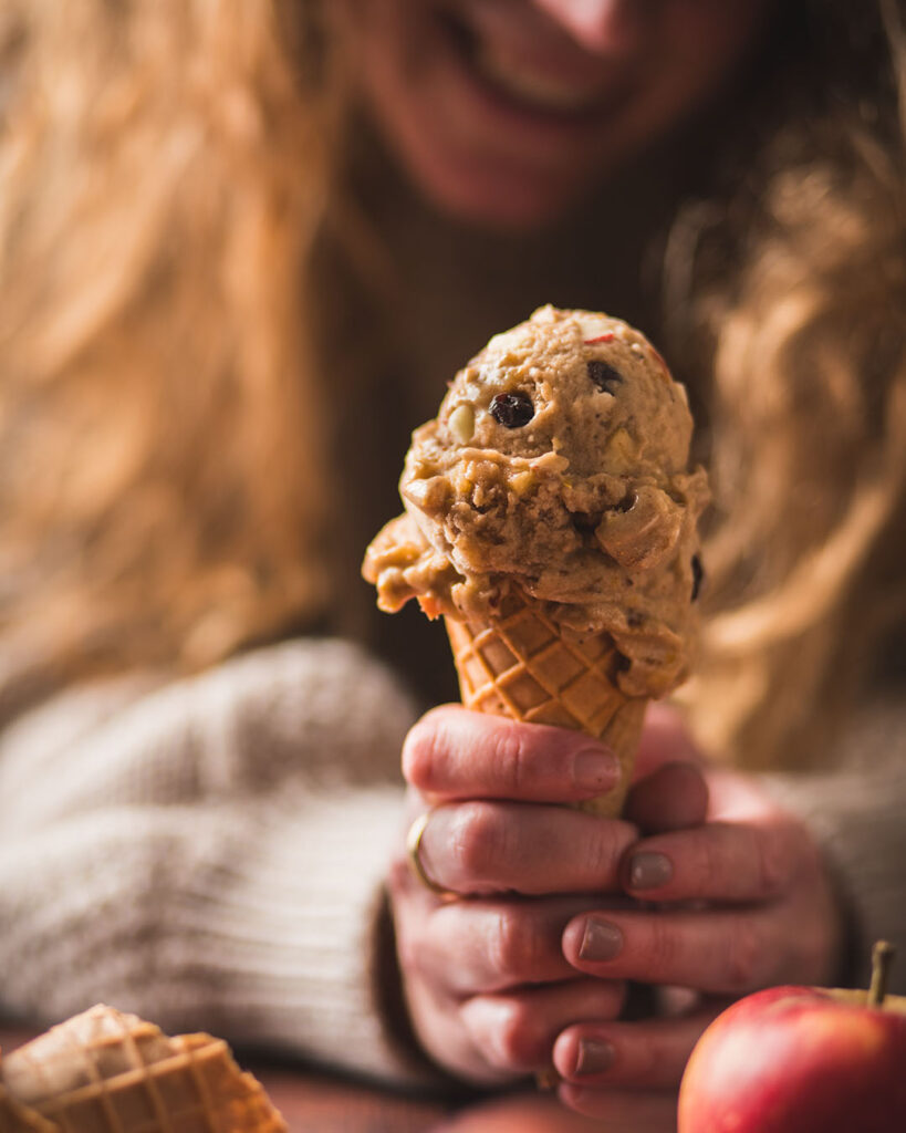 Eiswaffel mit Apfelstrudel Nicecream wird in der Hand gehalten