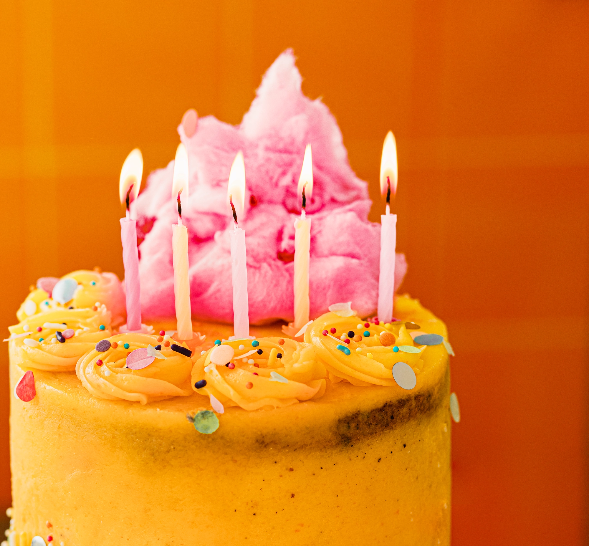 Geburtstagskerzen auf Cookies and Cream Torte