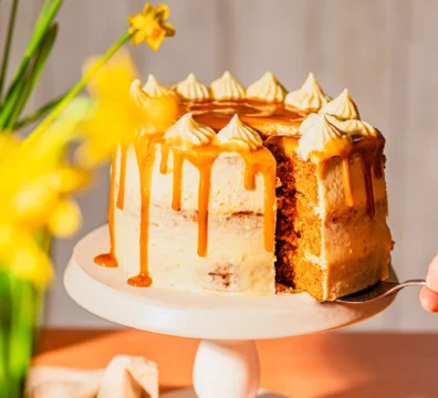 Möhren-Torte mit Apfel auf Tortenständer