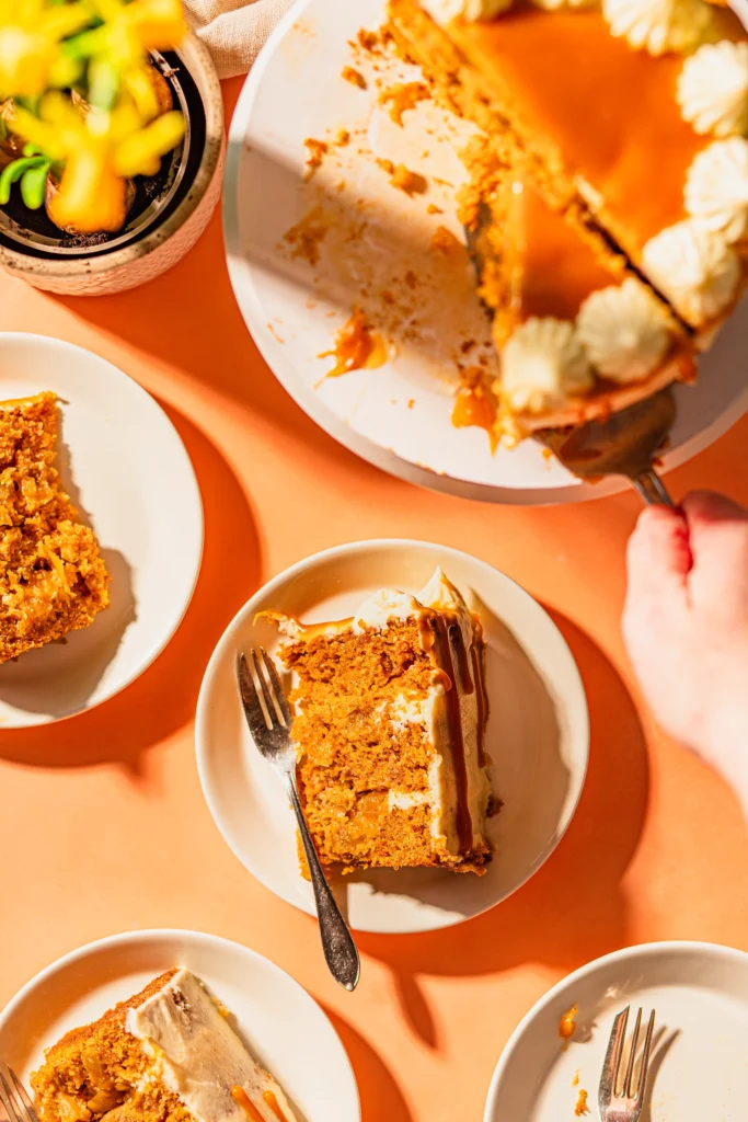 Stücken von Möhren-Torte mit Apfel auf Tellern