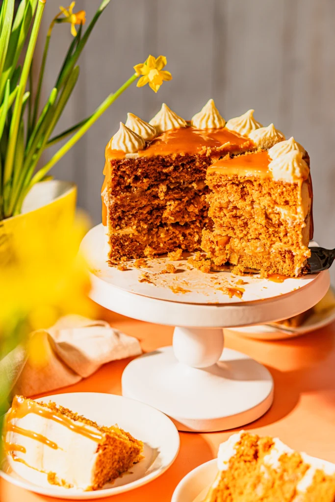 Möhren-Apfel-Torte mit Frosting auf Tortenständer