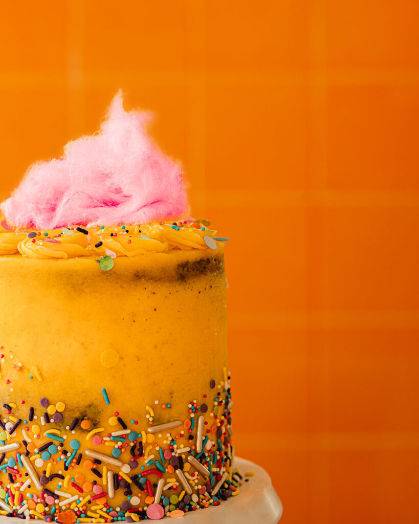 Cookies and Cream Torte mit rosa Zuckerwatte