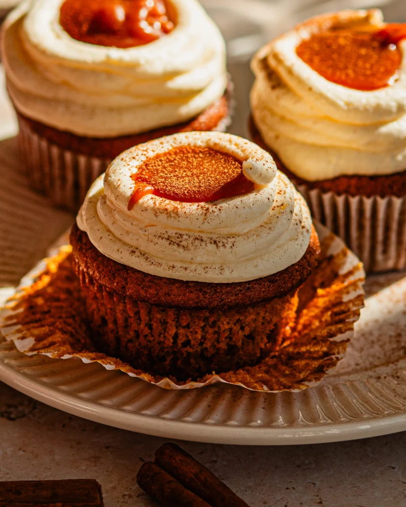 Muffin mit Frosting im Sonnenlicht