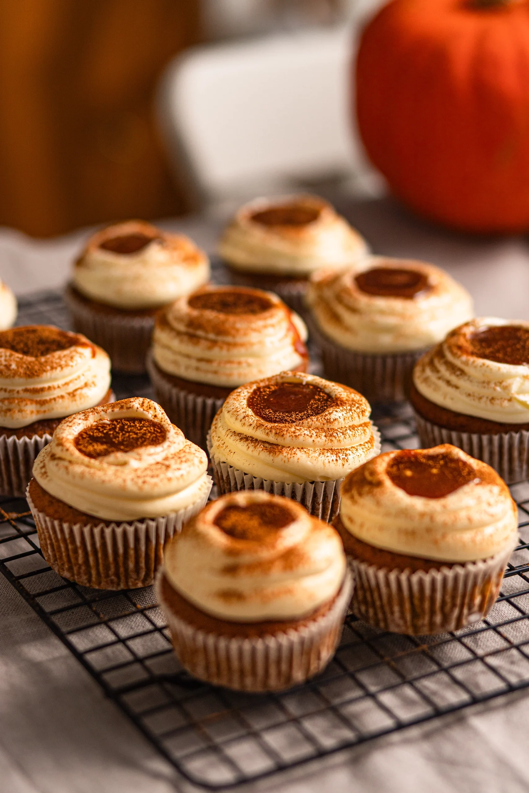 Kürbismuffins mit Frischkäsefrosting und Karamell