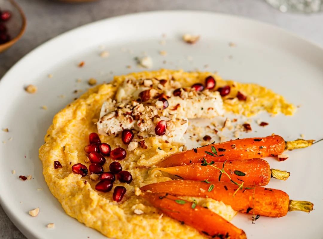 Lotte-and-Food_Food-Fotografie_Feta-Honig-Möhren-Polenta-5558 Glasierte Möhren mit Feta, Küchenschlacht Vorspeise