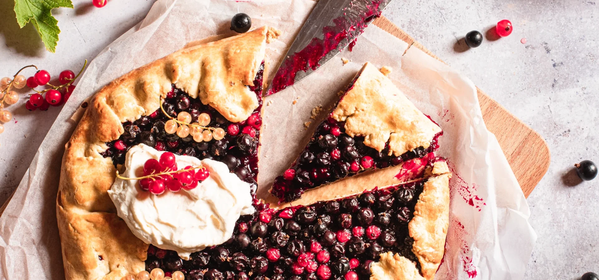 Lotte-and-Food_Food-Fotografie_Johannisbeer-Galette_IMG_9764 Sommerlicher Johannisbeer-Galette mit Sahne