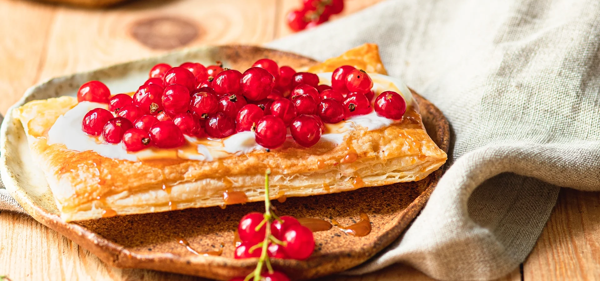 Lotte-and-Food_Food-Fotografie_Johannisbeer-Teilchen_IMG_9515 Johannisbeer-Blätterteig-Teilchen