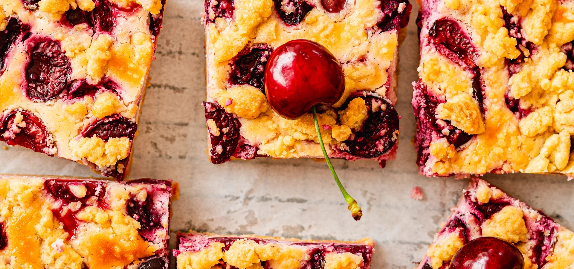 Lotte-and-Food_Food-Fotografie_Kirsch-Käsekuchen-Streusel-6903 Sommerlicher Kirsch-Käsekuchen mit Streuseln vom Blech