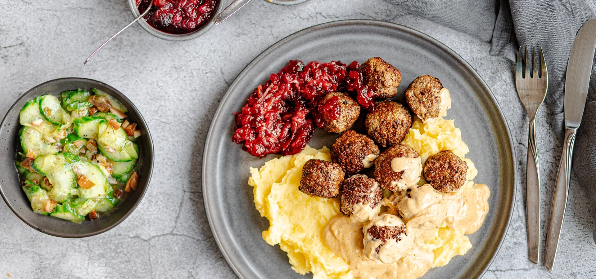 Lotte-and-Food_Food-Fotografie_Köttbullar-4335 Schwedische Köttbullar mit Kartoffelstampf, Preiselbeerdipp und Gurkensalat