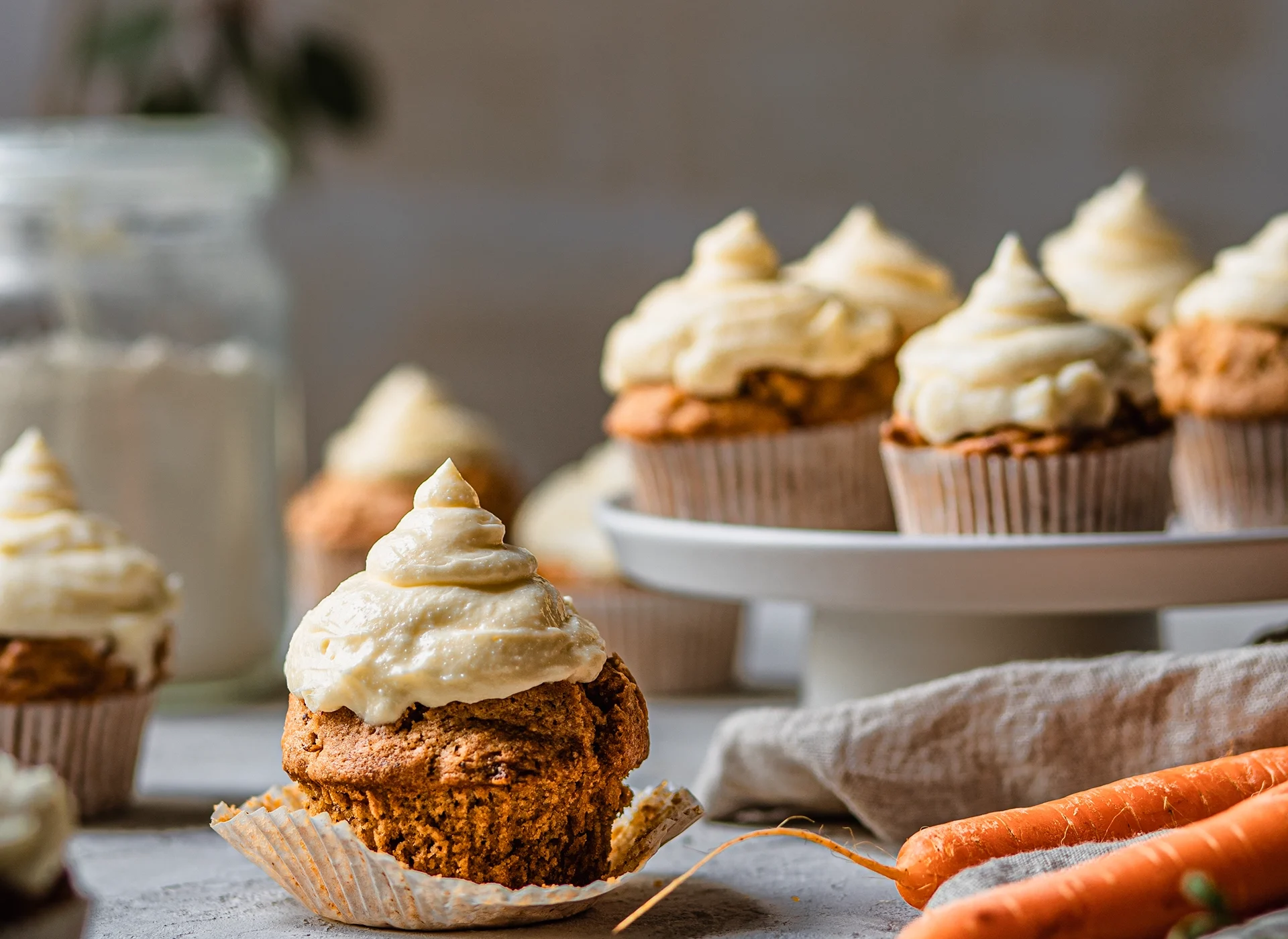 Lotte-and-Food_Food-Fotografie_Möhrenmuffins-0030 viele Möhrenmuffins mit Frosten auf Tisch