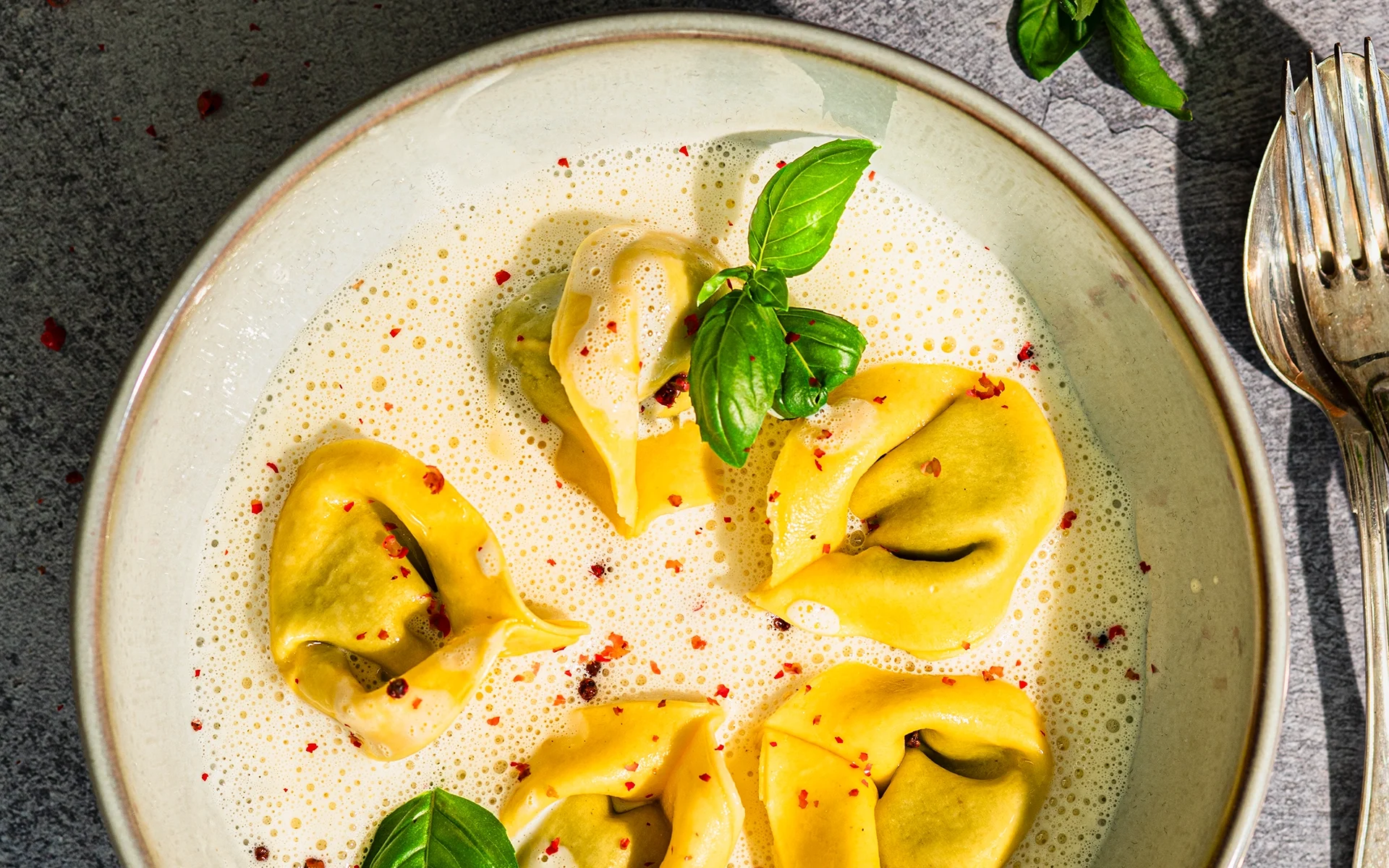 Lotte-and-Food_Food-Fotografie_Pasta-Tortoloni-5527 Tortellini mit Basilikum-Zitronen-Füllung und Buttermilch Schaum