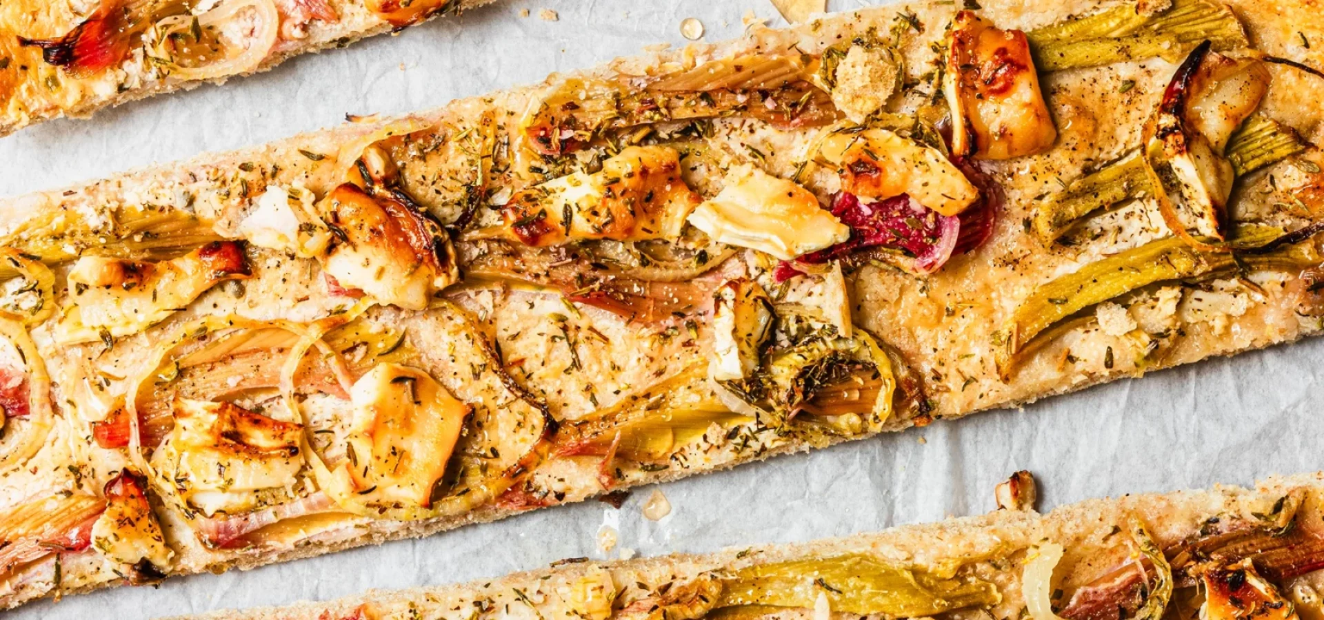 Lotte-and-Food_Food-Fotografie_Rhabarber-Flammkuchen_MG_9448 Knuspriger Rhabarber Flammkuchen mit Ziegenkäse