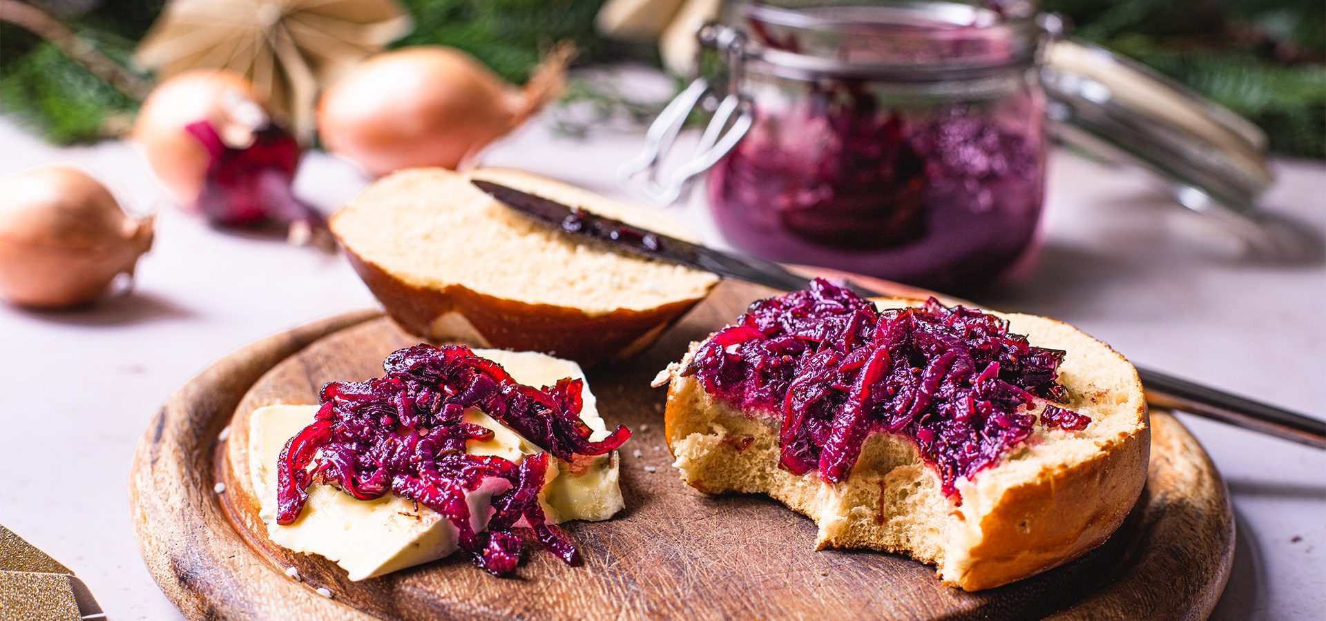 Rotwein-Zwiebel-Chutney auf Brötchen und Käse